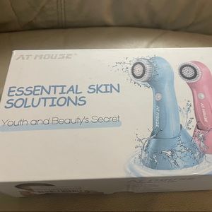 Facial cleansing brush